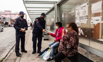 OPERAÇÃO INTEGRADA :   Agentes informam o público sobre o uso obrigatório da máscara