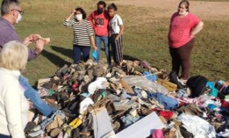 Moradores denunciam descarte de centenas peças de roupas em bom estado no Dunas