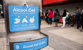 Dispenser de álcool gel é instalado no Calçadão de Pelotas