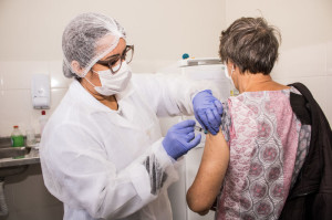 UBSs e Centro de Especialidades permanecem vacinando