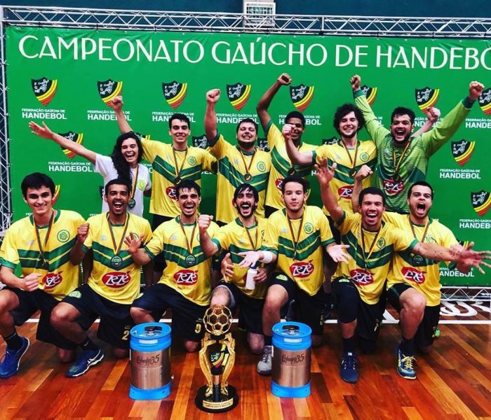Handebol do Brilhante no título gaúcho de 2018; ao lado da treinadora Maria Rita, Leonardo é o primeiro atleta da esquerda para direita