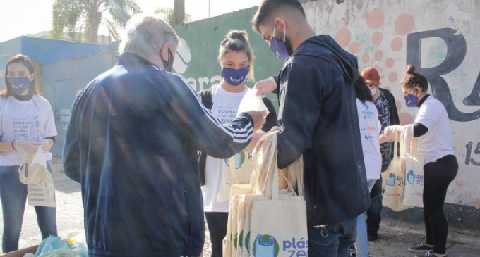 Prefeitura conscientiza feirantes sobre projeto “Plástico Zero”