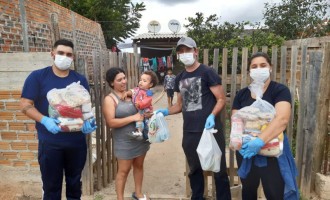 Moradores da colônia recebem máscaras e cestas básicas