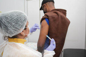 O horário de vacinação nas UBSs permanece no turno da tarde. No Centro de Especialidades, a imunização pode ser feita das 8h às 17h. 