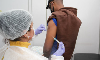 População comparece às unidades de saúde para vacinação contra a gripe