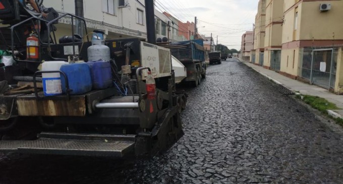 Trechos das ruas Voluntários e Bento Martins recebem asfalto