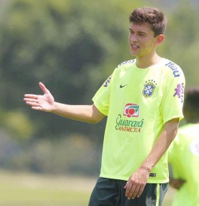 Reforço, zagueiro Nuno em treino pela seleção brasileira de base, quando defendia o Avaí