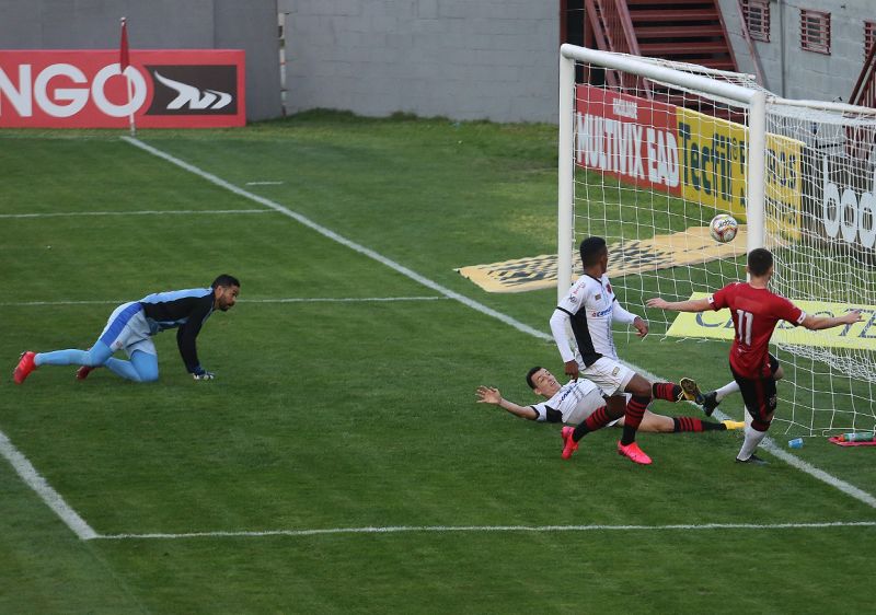 Gol de Poveda daria a vitória, mas empate foi balde de água fria no fim FOTO: Jonathan Silva