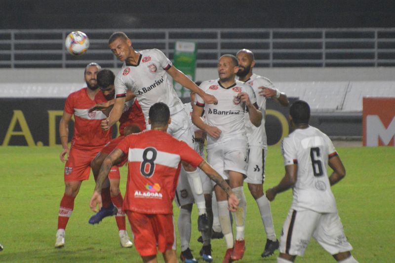 : Defesa xavante sofreu o primeiro gol de bola rolando; ataque inexistiu no jogo Foto: Gustavo Henrique / CRB