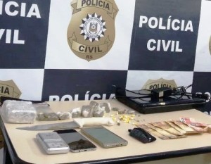 Petecas de cocaína e dinheiro recolhidos pela BM à rua Uruguai