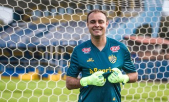 GRUPO ENCORPADO :  Pelotas apresenta goleiro Renan