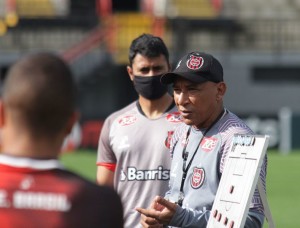 Direção quer que transição política não atrapalhe trabalho de Hemerson e jogadores Foto: Carlos Insaurriaga / GE Brasil