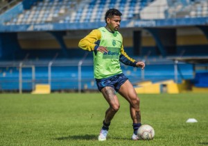 Com currículo pelo exterior, atacante Bruninho integrado ao time Foto: Tales Leal