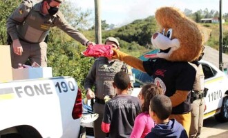 BRIGADA : PROERD entrega doações da  campanha “Criança Feliz”