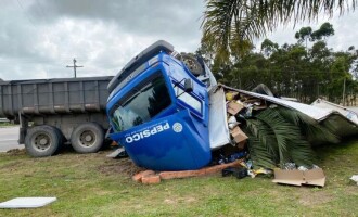 Colisão entre caminhões na BR 392