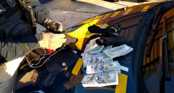 POLÍCIA RODOVIÁRIA : Homem transportava US$100 mil  escondidos em meias na BR 116