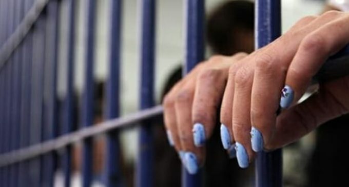 Transexual que estava presa em cela masculina obtém prisão domiciliar