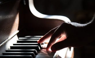 Estudo da UCPel desenvolve protocolo fisioterapêutico para tratamento de pianistas