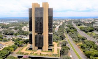 Bolsonaro sanciona projeto que dá autonomia ao Banco Central