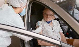 Pelotas realiza drive-thru para vacinar idosos