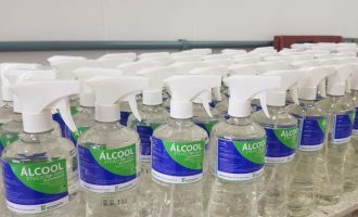 HUSFP recebe doação de 300 litros de álcool produzidos pelo curso de Química do IFSul