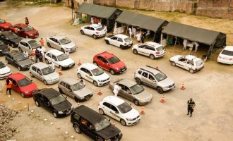 Idosos com mais de 85 anos recebem 2ª dose de vacina sábado em drive-thru