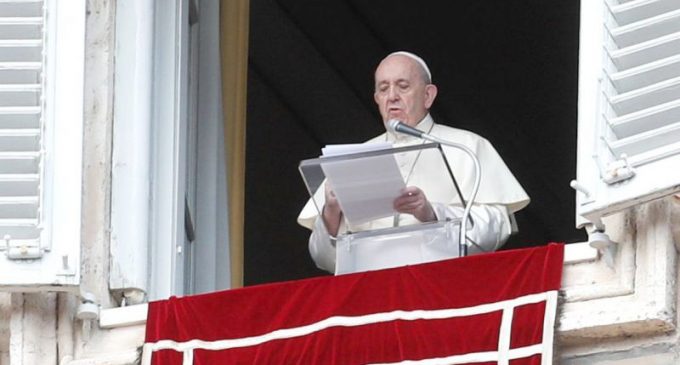 PANDEMIA : Papa reduz salários de cardeais e funcionários