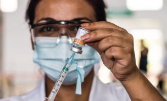 Médicos recomendam prazo entre vacinas contra covid-19 e influenza