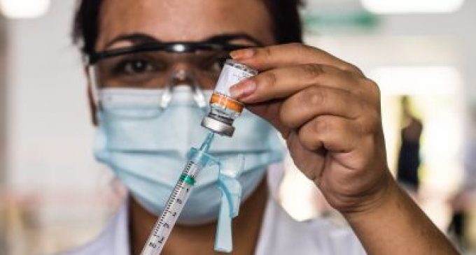 Médicos recomendam prazo entre vacinas contra covid-19 e influenza