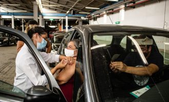 Mais de 1,1 mil idosos foram imunizados nesta segunda-feira