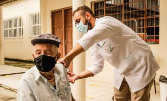 Vacinação nos bairros garante a imunização de idosos