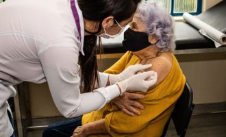TERCEIRA DOSE : Inicia vacinação de reforço para idosos em instituições da cidade