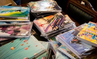 Prefeitura recebe doação de mais de 50 kits de material escolar