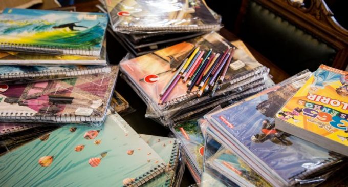 Prefeitura recebe doação de mais de 50 kits de material escolar