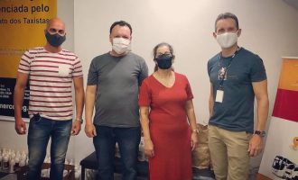 Projeto APP Seguro doa álcool em gel e máscaras ao SindiTaxi