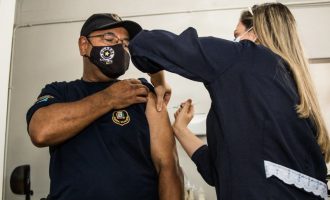 Forças de segurança são vacinadas em Pelotas