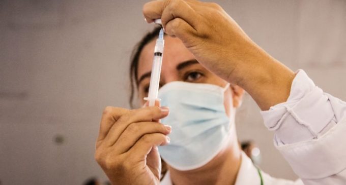 Secretaria da Saúde e Cosems estimam vacinar até setembro, com primeira dose, toda a população de 18 anos para cima