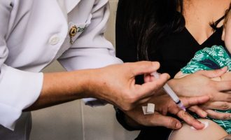 Crianças de 2 a 4 anos começam a receber a vacina contra gripe em Pelotas