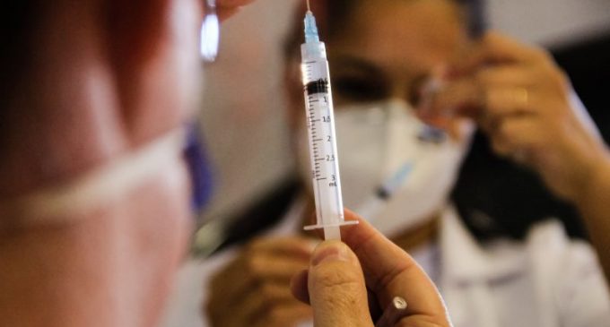 Estudo mostra que mortes de idosos com 80 anos ou mais atingem menor proporção na pandemia após início da vacinação no Brasil