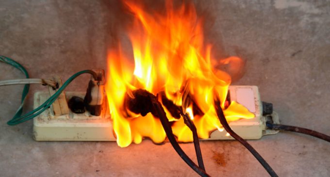 Sobrecarga na rede elétrica causa mais de 50% dos incêndios domésticos