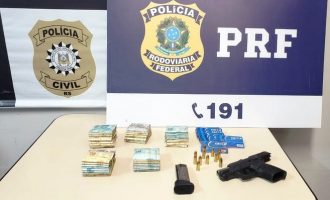 FLAGRANTE  : Trio é preso com pistola,  vários cartões e R$50 mil