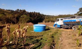 Sanep distribui até 180 mil litros de água por dia com caminhão pipa na colônia