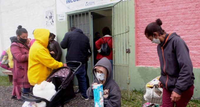 Famílias recebem 50 cestas  básicas no loteamento Dunas