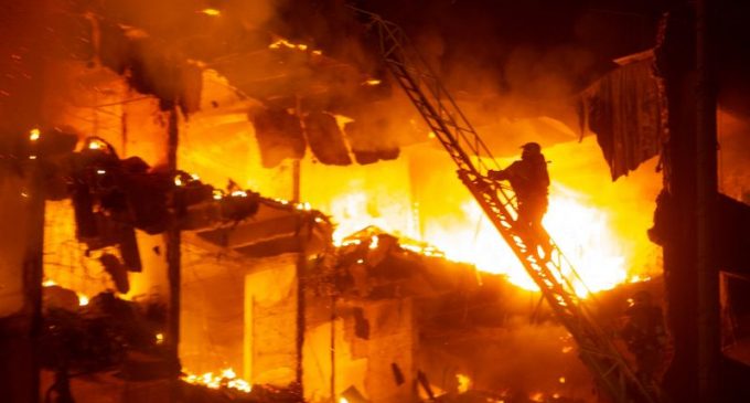 Incêndio destrói prédio da Secretaria de Segurança Pública em Porto Alegre. Dois bombeiros estão desaparecidos