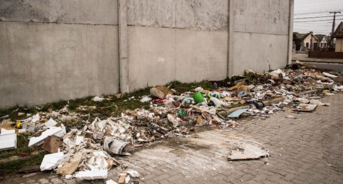 Bota-fora no Loteamento Santos Dumont recolhe nove caçambas de lixo