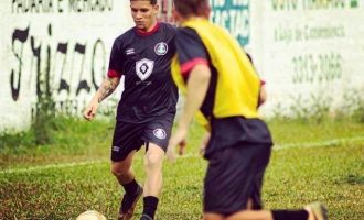 Jovem que já catou latinhas  estreia como profissional no futebol