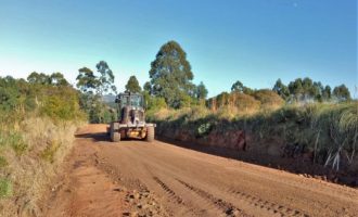 Prefeitura atua na manutenção de estradas da safra de pêssego