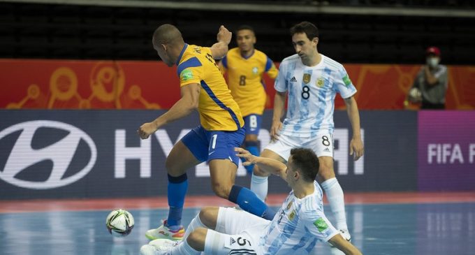 HEXA ADIADO : Brasil eliminado pela Argentina no Mundial de Futsal