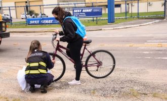 Blitz educativa alerta ciclistas sobre responsabilidade no trânsito