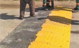 Prefeitura instala lombada ecológica na Zeferino Costa